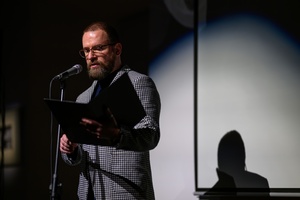 Wystawa: „Fischmarkt” oraz spotkanie z Markiem Gryglem - Marcin Dąbek przemawiający podczas wernisażu wystawy „Fischmarkt”