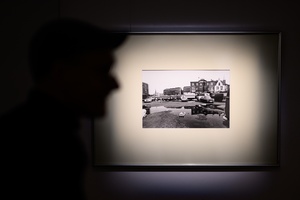 Wystawa: „Fischmarkt” oraz spotkanie z Markiem Gryglem - Publiczność oglądająca wystawę „Fischmarkt”