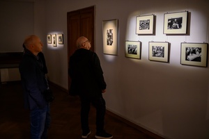 Wystawa: „Fischmarkt” oraz spotkanie z Markiem Gryglem - Publiczność oglądająca wystawę „Fischmarkt”