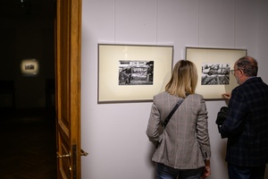 Wystawa: „Fischmarkt” oraz spotkanie z Markiem Gryglem - Publiczność oglądająca wystawę „Fischmarkt”