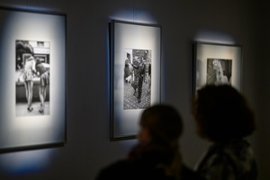 Wystawa: „Fischmarkt” oraz spotkanie z Markiem Gryglem - Publiczność oglądająca wystawę „Fischmarkt”