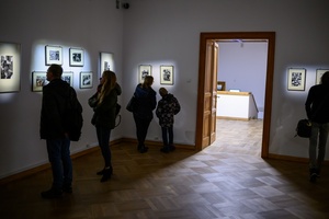 Wystawa: „Fischmarkt” oraz spotkanie z Markiem Gryglem - Publiczność oglądająca wystawę „Fischmarkt”