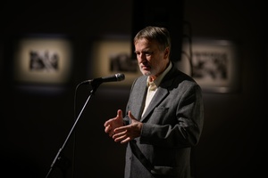 Wystawa: „Fischmarkt” oraz spotkanie z Markiem Gryglem - Marek Grygiel przemawiający podczas spotkania z wystawy „Fischmarkt” twórczości Tadeusza Rolke