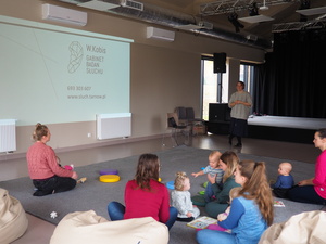 Tu mamy spotkamy: Słuch dziecka - Słuchaczki podczas spotkania.