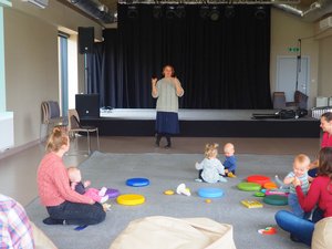 Tu mamy spotkamy: Słuch dziecka - Słuchaczki podczas spotkania.