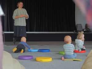 Tu mamy spotkamy: Słuch dziecka - Maluchy słuchające prelekcji.