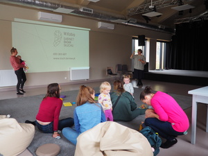 Tu mamy spotkamy: Słuch dziecka - Słuchaczki podczas spotkania.