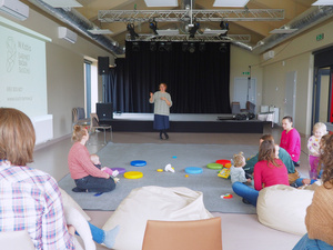 Tu mamy spotkamy: Słuch dziecka - Słuchaczki podczas spotkania.