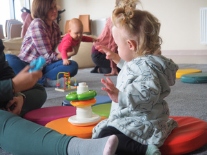 Tu mamy spotkamy: Słuch dziecka - Maluchy bawiące się podczas spotkania.