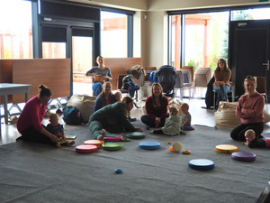 Tu mamy spotkamy: Słuch dziecka - Słuchaczki podczas spotkania.