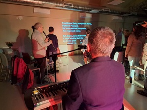 Sąsiedzkie śpiewanie dla pierwszego niepodległego - Uczestnicy podczas wspólnego śpiewania