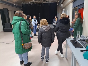 Zmysły i komunikacja koni – prelekcja behawiorystki Eweliny Haraf - Prelegentka po wystąpieniuwraz z uczestnikami.