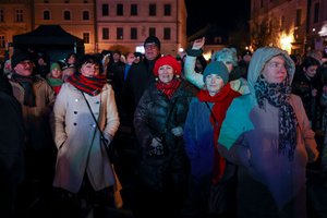 Sylwester na tarnowskim Rynku - Publiczność bawiąca się przed sceną