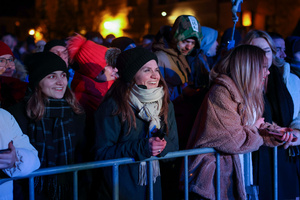 Sylwester na tarnowskim Rynku - Publiczność bawiąca się przed sceną