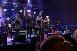 Sylwester na tarnowskim Rynku - Na scenie 1/2 duetu M@MS oraz prezydenci Tarnowa składający mieszkańcom życzenia noworoczne