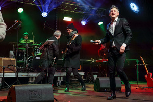 Sylwester na tarnowskim Rynku - Na scenie Zespół Sylwestrowy i śpiewający Maciej Miecznikowski