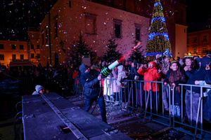 Sylwester na tarnowskim Rynku - Publiczność przed sceną witająca Nowy Rok