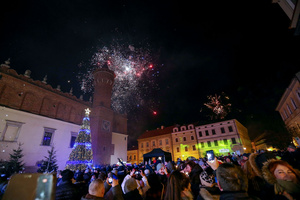 Sylwester na tarnowskim Rynku - Publiczność bawiąca się na płycie Rynku