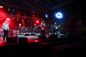 Sylwester na tarnowskim Rynku - Na scenie Zespół Sylwestrowy i grający na gitarze oraz śpiewający Maciej Lipina