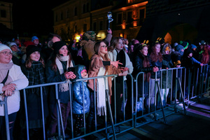 Sylwester na tarnowskim Rynku - Publiczność bawiąca się przed sceną