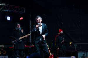 Sylwester na tarnowskim Rynku - Na scenie Zespół Sylwestrowy i śpiewający Maciej Miecznikowski