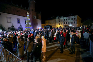 Sylwester na tarnowskim Rynku - Publiczność bawiąca się przed sceną