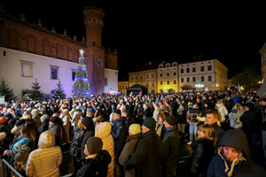 Sylwester na tarnowskim Rynku - Publiczność bawiąca się na płycie Rynku