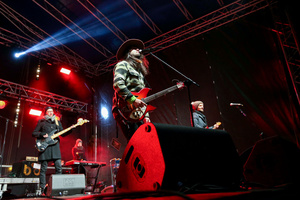 Sylwester na tarnowskim Rynku - Na scenie Zespół Sylwestrowy i grający na gitarze oraz śpiewający Maciej Lipina