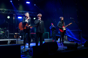 Sylwester na tarnowskim Rynku - Na scenie Zespół Sylwestrowy i śpiewający Maciej Miecznikowski w duecie z Nikodemem Liro