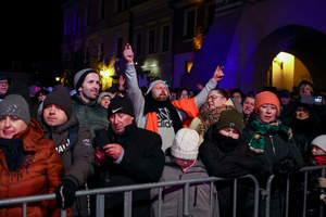 Sylwester na tarnowskim Rynku - Publiczność bawiąca się przed sceną