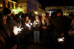 Sylwester na tarnowskim Rynku - Publiczność na płycie Rynku z zimnymi ogniami