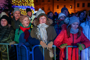 Sylwester na tarnowskim Rynku - Publiczność bawiąca się przed sceną