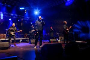 Sylwester na tarnowskim Rynku - Na scenie Zespół Sylwestrowy i śpiewający Gabriel Fleszar