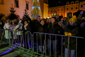 Sylwester na tarnowskim Rynku - Publiczność zebrana przed sceną w oczekiwaniu na rozpoczęcie imprezy
