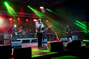 Sylwester na tarnowskim Rynku - Na scenie Zespół Sylwestrowy i śpiewająca Milena Łącka