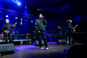 Sylwester na tarnowskim Rynku - Na scenie Zespół Sylwestrowy i śpiewający Gabriel Fleszar