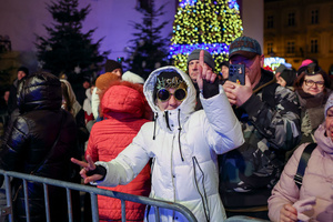 Sylwester na tarnowskim Rynku - Publiczność bawiąca się przed sceną