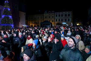 Sylwester na tarnowskim Rynku - Publiczność bawiąca się przed sceną