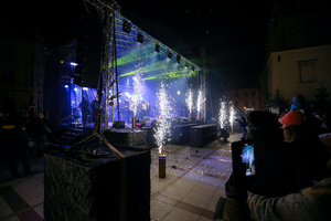 Sylwester na tarnowskim Rynku - Pokaz iluminacji świetlnych w okolicach sceny o północy