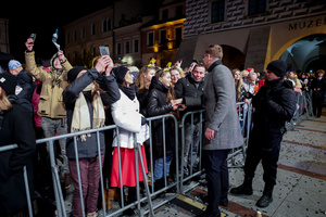 Sylwester na tarnowskim Rynku - Prezydent Jakub Kwaśny składający życzenia mieszkańcom przed sceną