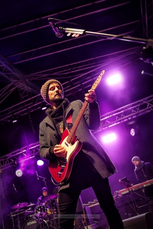 Sylwester na tarnowskim Rynku - Galeria II - Na scenie Zespół Sylwestrowy, na pierwszym planie gitarzysta Jarek Tucki