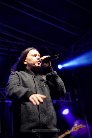 Sylwester na tarnowskim Rynku - Galeria II - Na scenie śpiewający Gabriel Fleszar