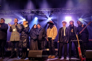Sylwester na tarnowskim Rynku - Galeria II - Na scenie Zespół Sylwestrowy z solistami i prezydentami Tarnowa witający Nowy Rok