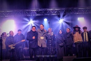 Sylwester na tarnowskim Rynku - Galeria II - Na scenie Zespół Sylwestrowy z solistami i prezydentami Tarnowa witający Nowy Rok