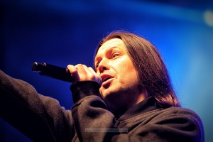 Sylwester na tarnowskim Rynku - Galeria II - Na scenie śpiewający Gabriel Fleszar