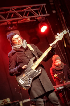 Sylwester na tarnowskim Rynku - Galeria II - Na scenie basista Zespołu Sylwestrowego Jerzy Drobot, w tle pianista Piotr Niedojadło