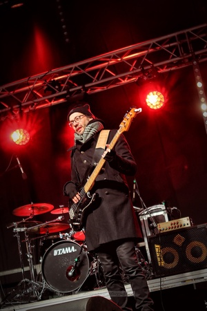 Sylwester na tarnowskim Rynku - Galeria II - Na scenie basista Zespołu Sylwestrowego Jerzy Drobot