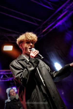 Sylwester na tarnowskim Rynku - Galeria II - Na scenie śpiewający Nikodem Liro