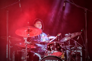 Sylwester na tarnowskim Rynku - Galeria II - Na scenie grający na perkusji w Zespole Sylwestrowym Kamil Patulski