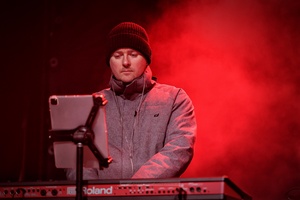 Sylwester na tarnowskim Rynku - Galeria II - Na scenie pianista Zespołu Sylwestrowego Maciej Pierzchała